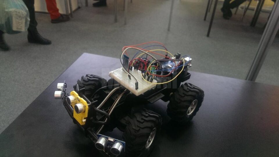 Roboțelul care îndepărtează guma de mestecat lipită pe jos, proiectat de un student sucevean