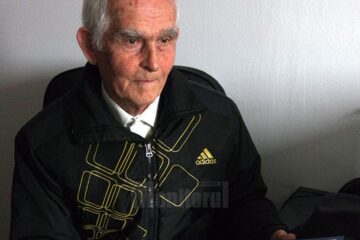 La 83 de ani, fostul profesor de biologie Vasile Tanasiciuc și-ar dori ca „zestrea” , culegerile de texte și imagini, să ajungă în bibliotecile școlilor din Șerbăuți și Călinești