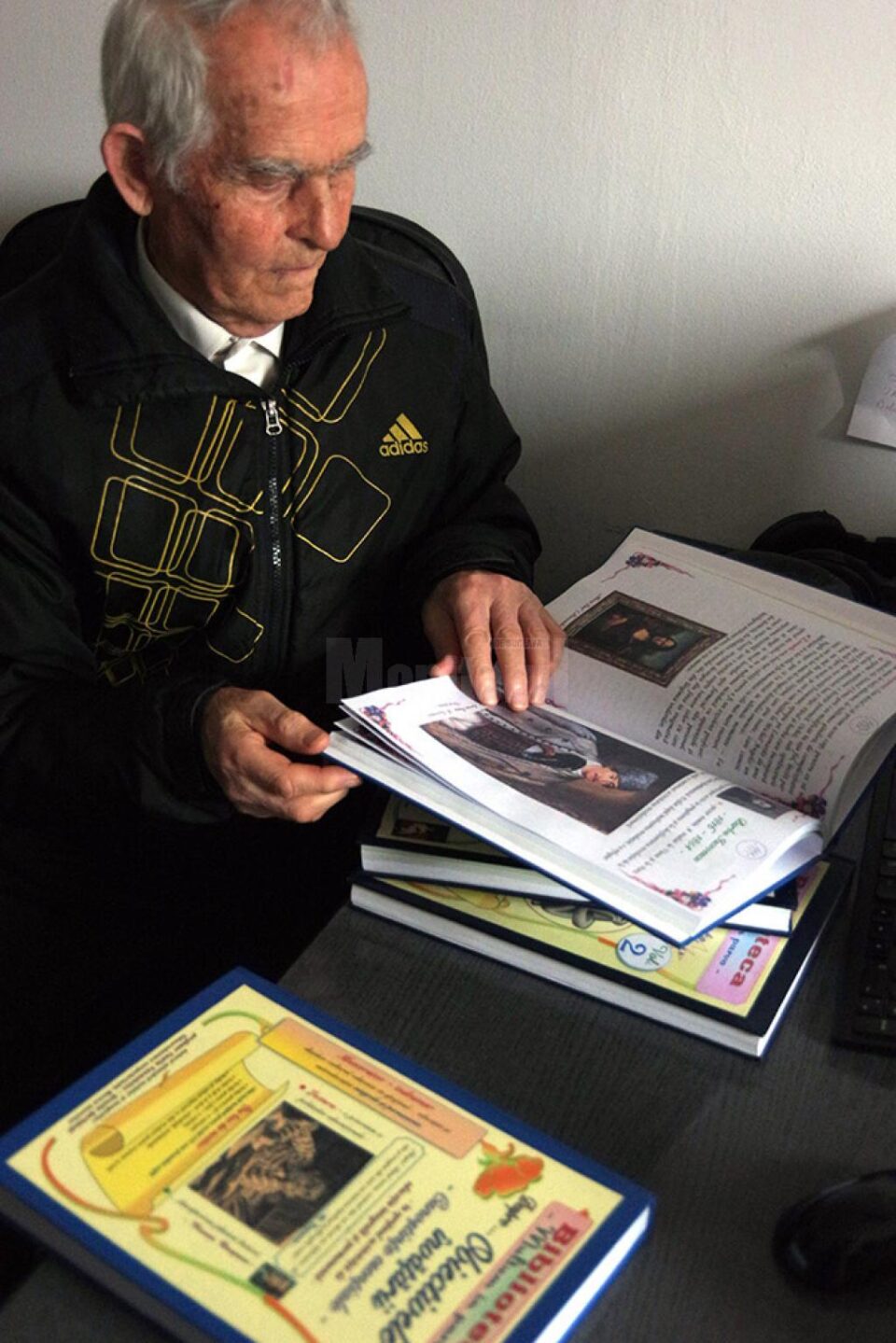 Un profesor din Șerbăuți a scris 34 de volume-îndrumar adresate elevilor și profesorilor de gimnaziu