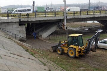 Trecerea de pietoni de la Bazar se va face pe sub pod, unde se execută deja lucrări de amenajare