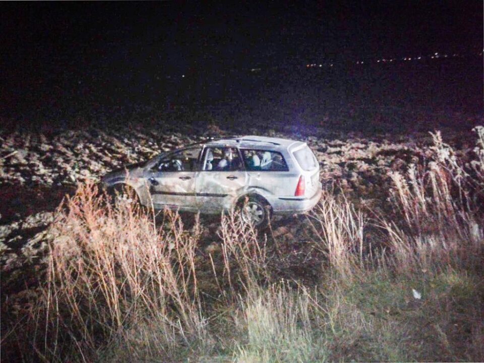 Mașina a ieșit în decor și s-a răsturnat pe un teren agricol