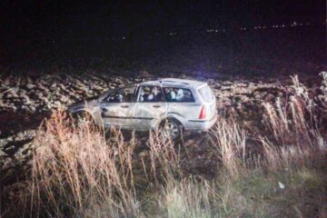 Mașina a ieșit în decor și s-a răsturnat pe un teren agricol