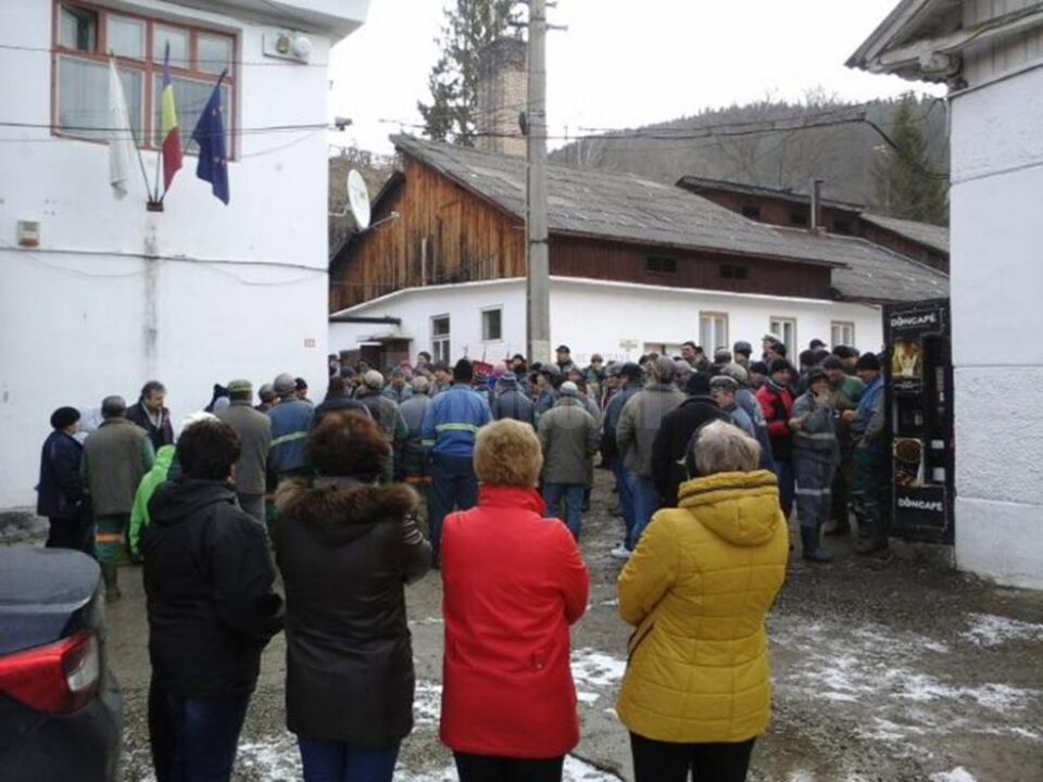 150 de mineri de la Crucea - Botusanu au refuzat să intre în subteran