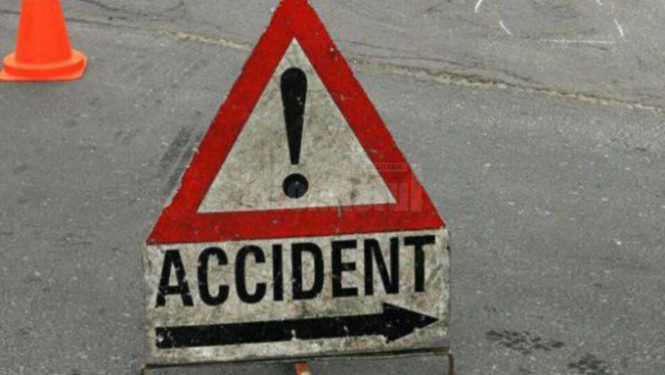 Copilul a fost lovit de un autoturism în timp ce traversa drumul în fugă și fără să se asigure Copilul a fost lovit de un autoturism în timp ce traversa drumul în fugă și fără să se asigure