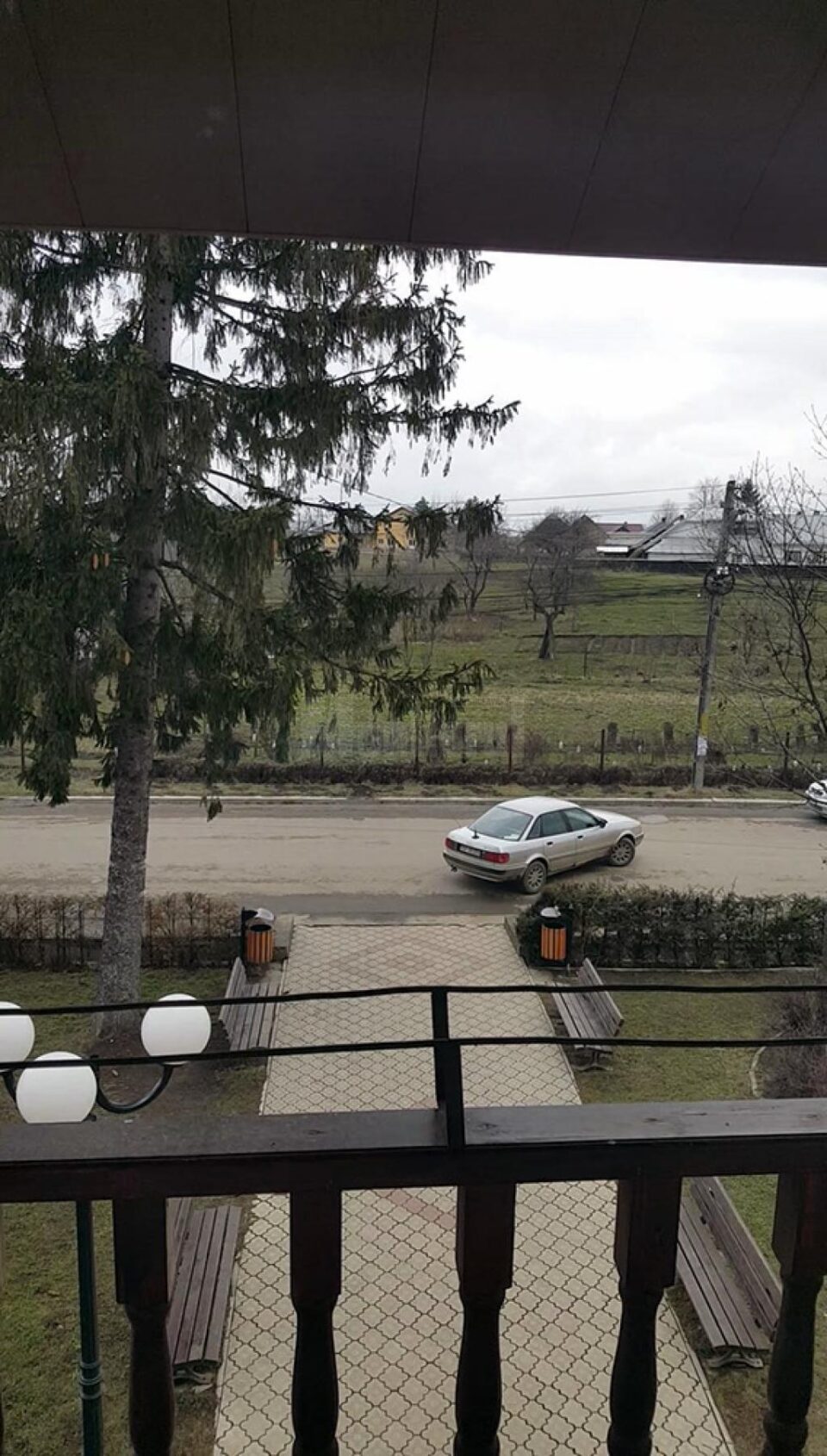 Mașina viceprimarului, în fața Primăriei Valea Moldovei