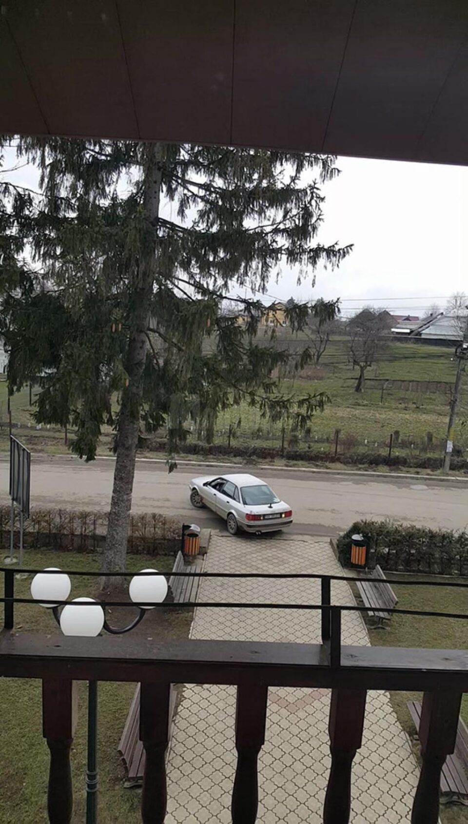 Mașina viceprimarului, în fața Primăriei Valea Moldovei