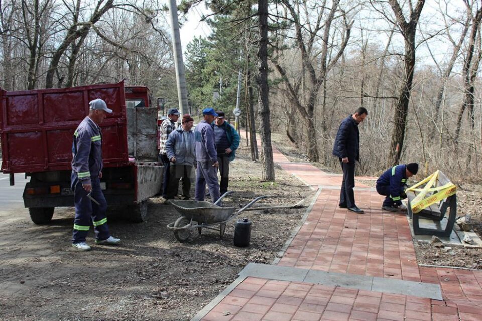 Bănci antivandali montate pe aleea modernizată ce duce spre Cetate și cimitir