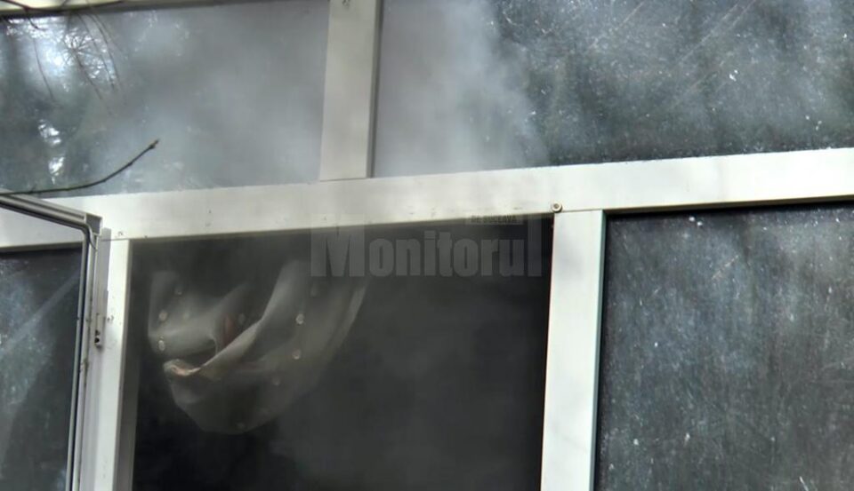 Incendiu produs de un scurtcircuit, într-un apartament din municipiul Rădăuți