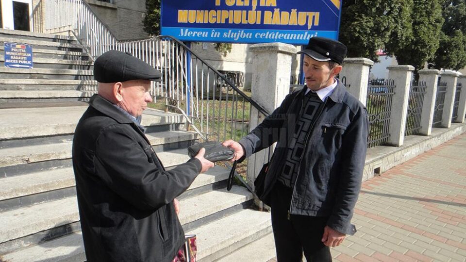 Bărbatul s-a deplasat la poliția municipiului și a predat borseta, după câteva minute, chiar păgubașului Bărbatul s-a deplasat la poliția municipiului și a predat borseta, după câteva minute, chiar păgubașului
