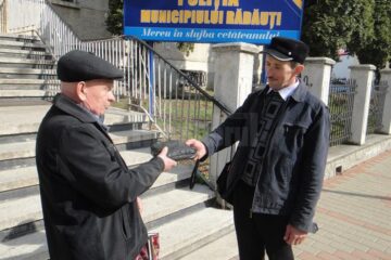 Bărbatul s-a deplasat la poliția municipiului și a predat borseta, după câteva minute, chiar păgubașului
