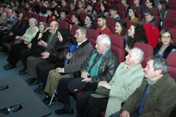 O parte dintre „bunicii” de la Solca s-au aflat în sala de spectacol, în primul rând