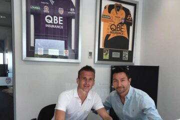Lucian Goian în momentul semnării contractului, alături de directorul sportiv Jacob Burns