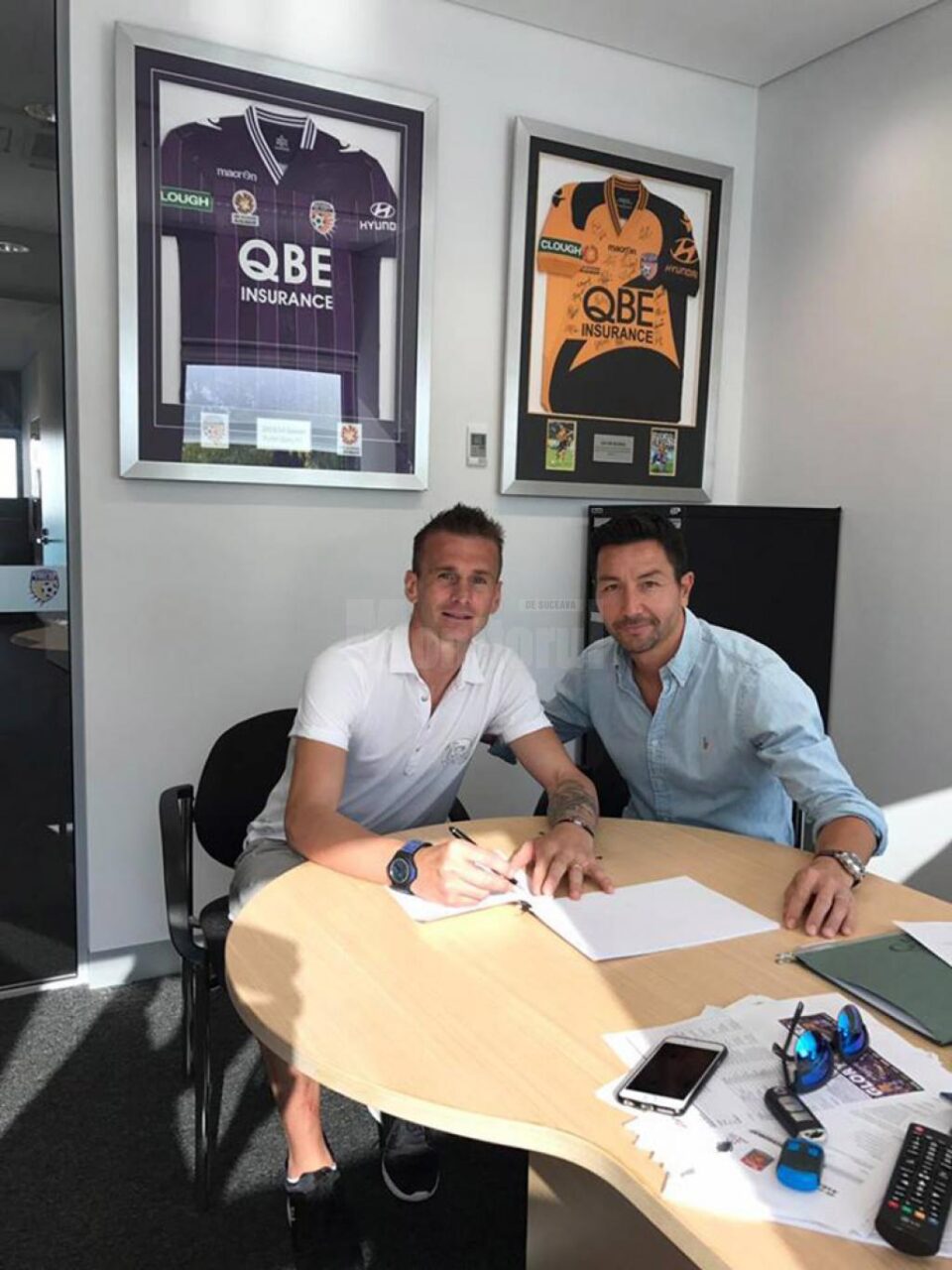 Lucian Goian în momentul semnării contractului, alături de directorul sportiv Jacob Burns Lucian Goian în momentul semnării contractului, alături de directorul sportiv Jacob Burns