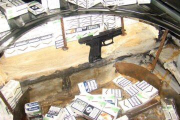 În autoturism au fost găsite o armă letală, încărcătoare și peste două mii de pachete de țigări