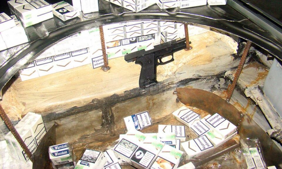 În autoturism au fost găsite o armă letală, încărcătoare și peste două mii de pachete de țigări