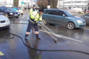 Curățenia de primăvară, necesară, dar privită cu nemulțumire de unii șoferi