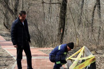 Băncile antivandali au fost montate de-a lungul aleii pietonale modernizate, ce urcă spre Cimitirul Pacea