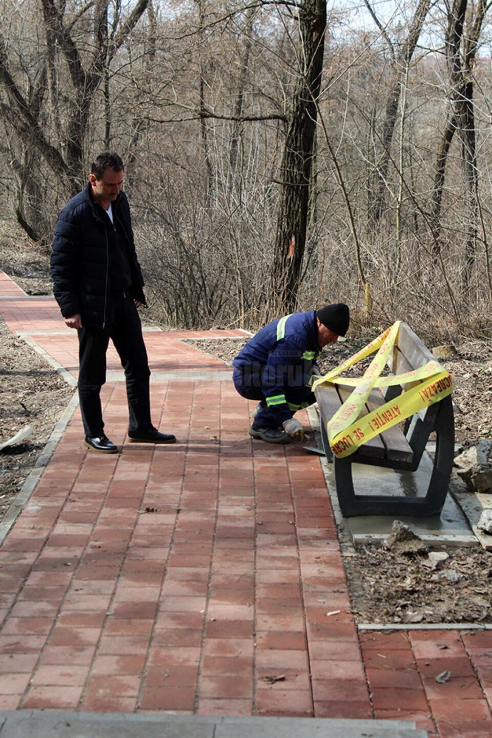 Băncile antivandali au fost montate de-a lungul aleii pietonale modernizate, ce urcă spre Cimitirul Pacea