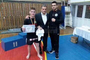 Răduțeanul Alexandru Lupancu alături de instructorul Paul Ghețău și Ion Gârbea (mijloc), reprezentantul federației pe kickbox