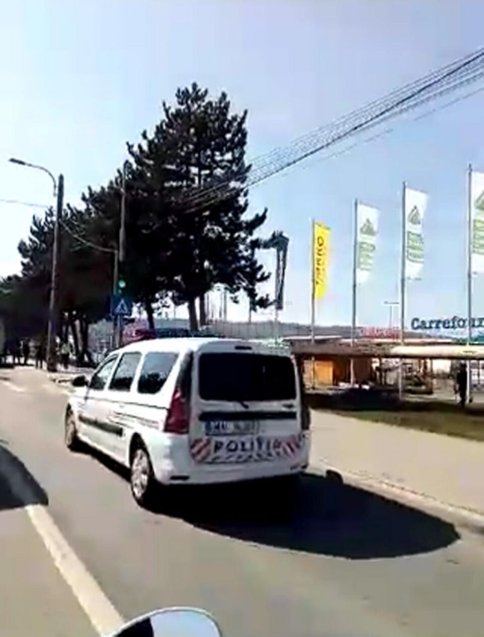 Accidentul s-a petrecut ieri, în jurul orei 11.45, pe locul marcat semaforizat de lângă sensul giratoriu de la Dedeman