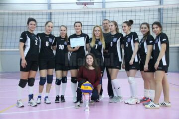 Echipa de volei fete a Colegiului Național „Ștefan cel Mare” Suceava, pregătită de profesorul Adrian Cojocaru