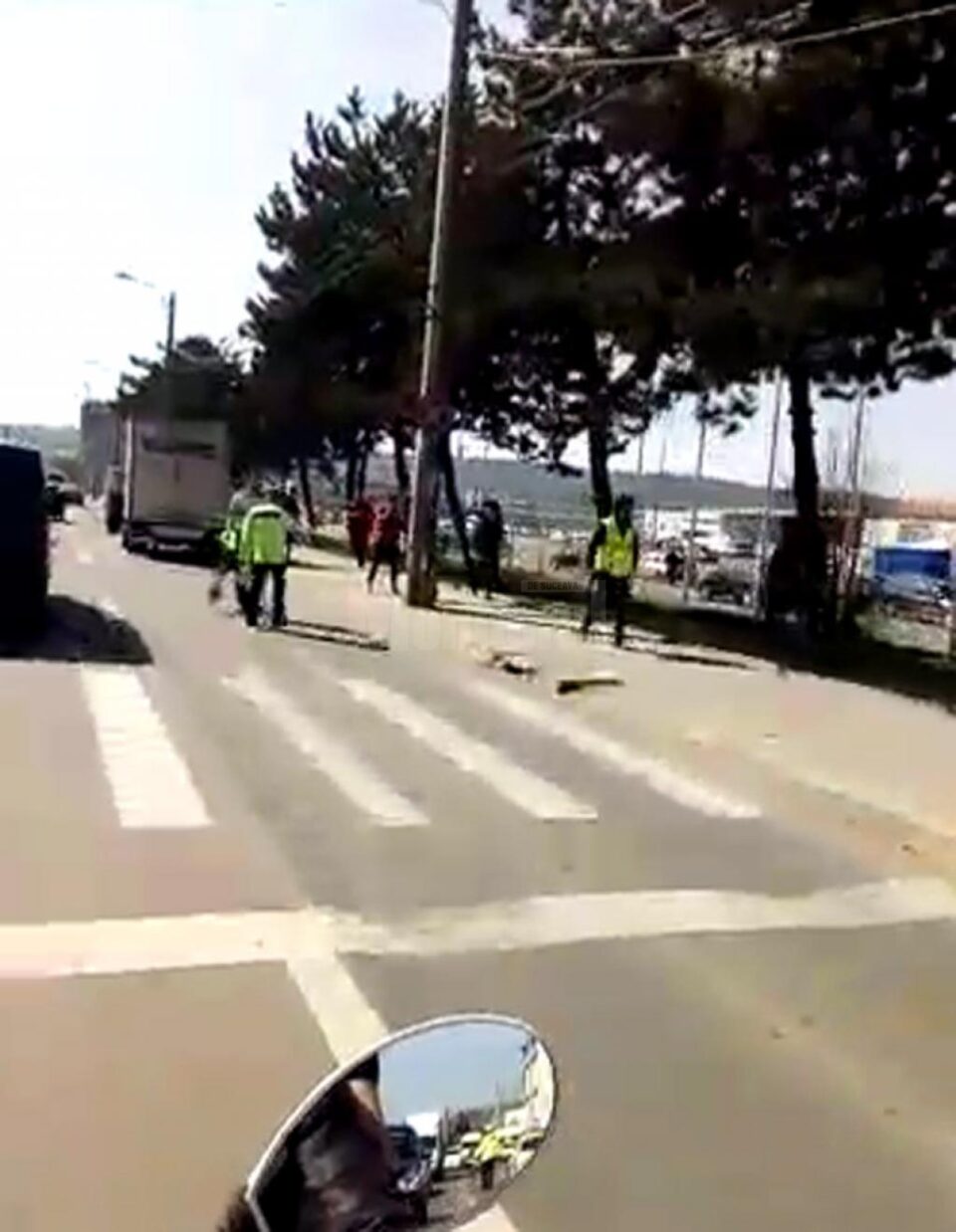 Accidentul s-a petrecut ieri, în jurul orei 11.45, pe locul marcat semaforizat de lângă sensul giratoriu de la Dedeman