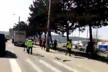 Accidentul s-a petrecut ieri, în jurul orei 11.45, pe locul marcat semaforizat de lângă sensul giratoriu de la Dedeman