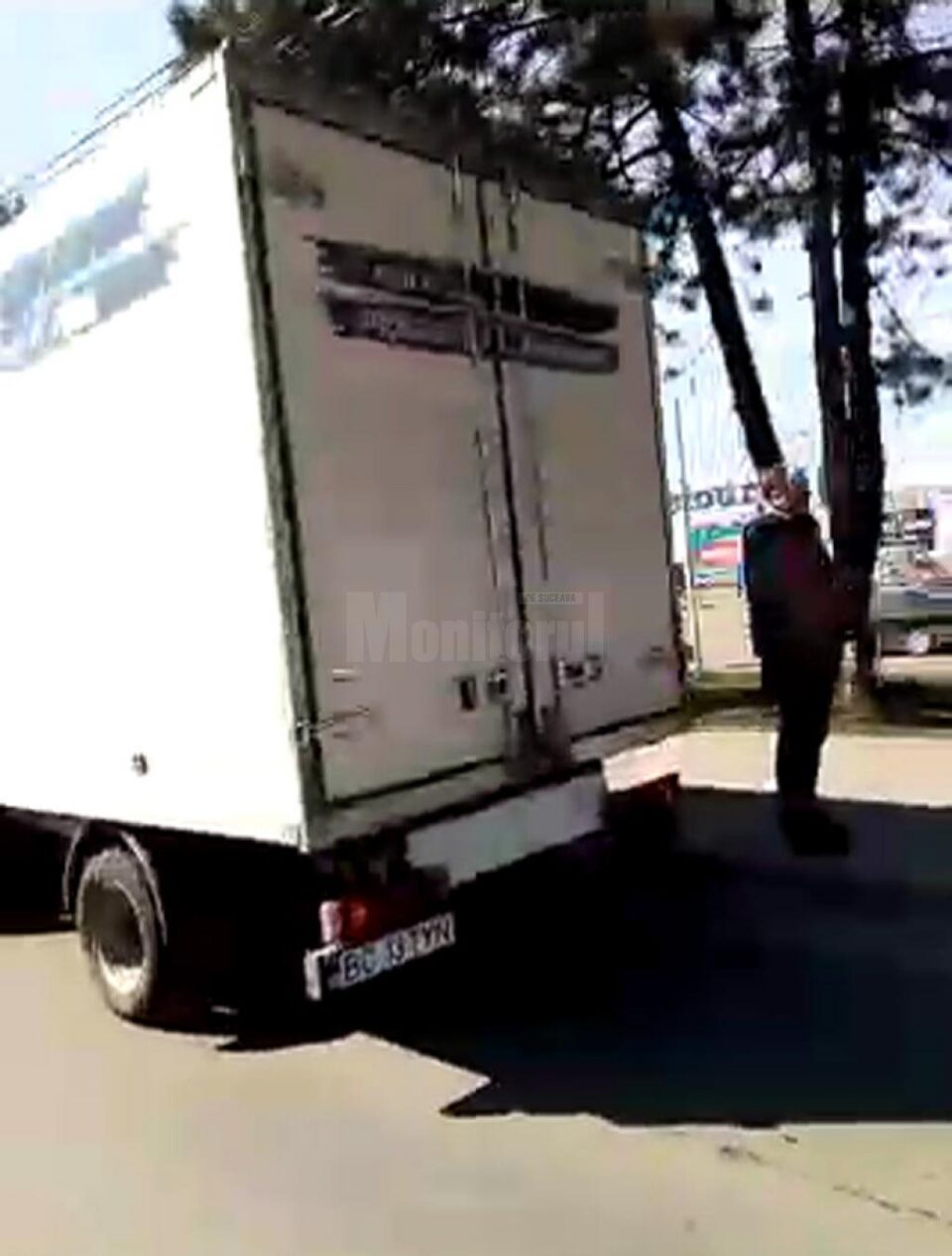 Accidentul s-a petrecut ieri, în jurul orei 11.45, pe locul marcat semaforizat de lângă sensul giratoriu de la Dedeman