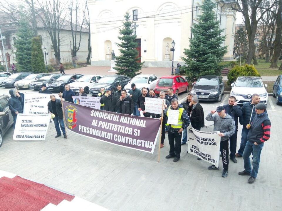 Câteva zeci de polițiști protestează în centrul Sucevei