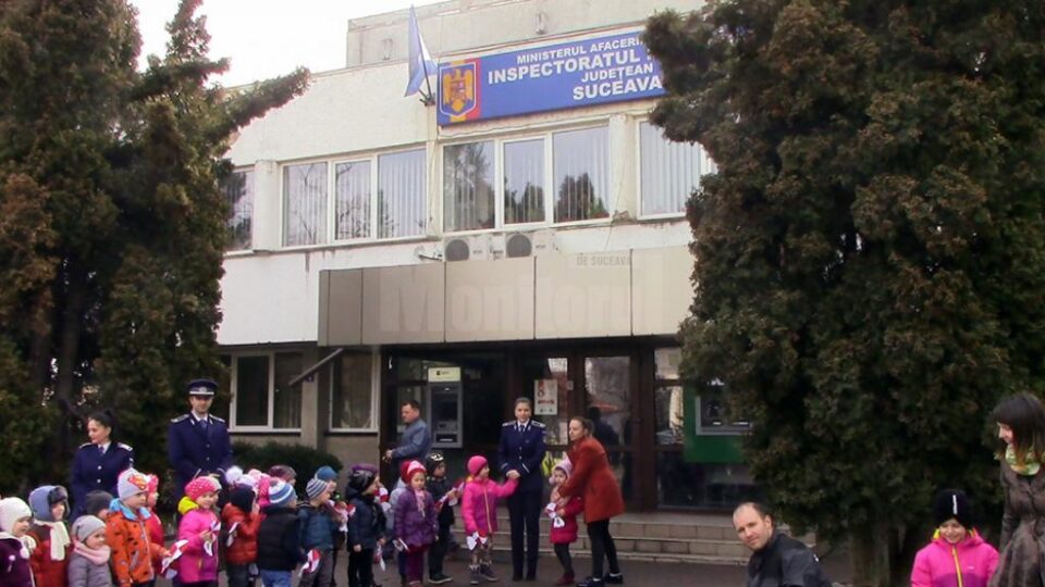 Polițiștii le-au oferit peste 200 de cărți copiilor din Dolhasca, cu ocazia zilelor poliției