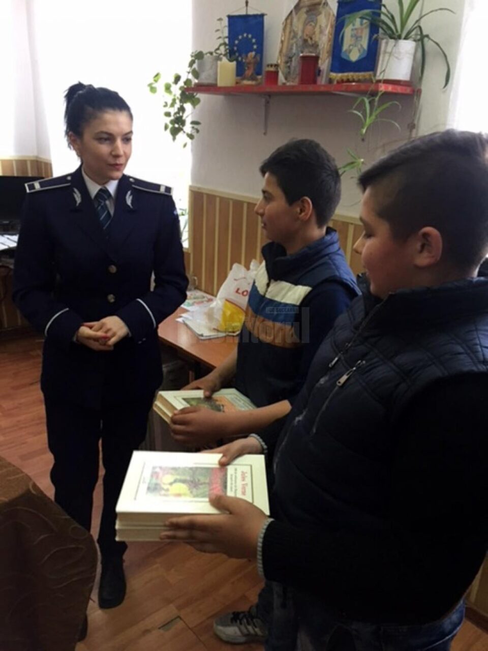 Polițiștii le-au oferit peste 200 de cărți copiilor din Dolhasca, cu ocazia zilelor poliției