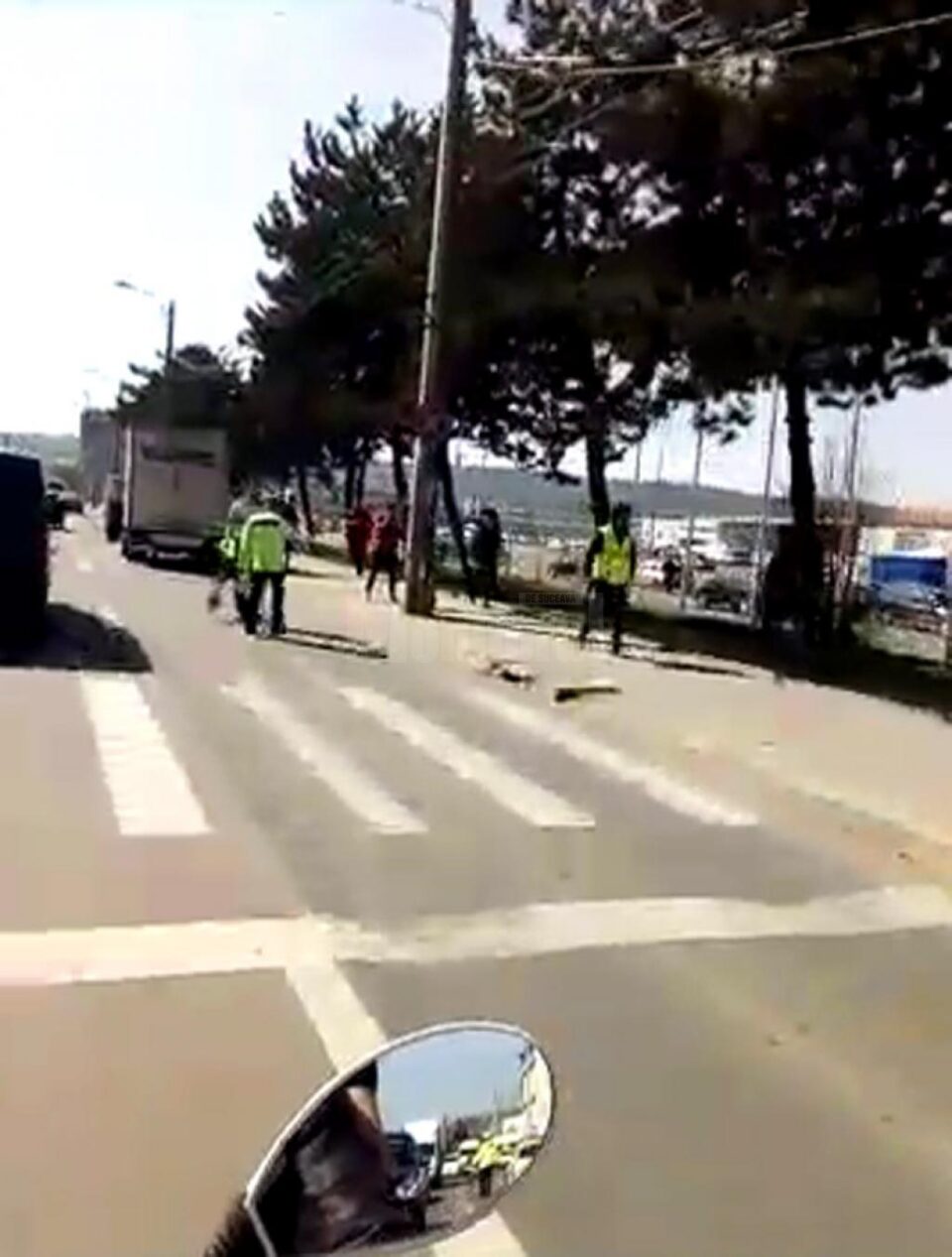 Accidentul s-a petrecut ieri, în jurul orei 11.45, pe locul marcat semaforizat de lângă sensul giratoriu de la Dedeman