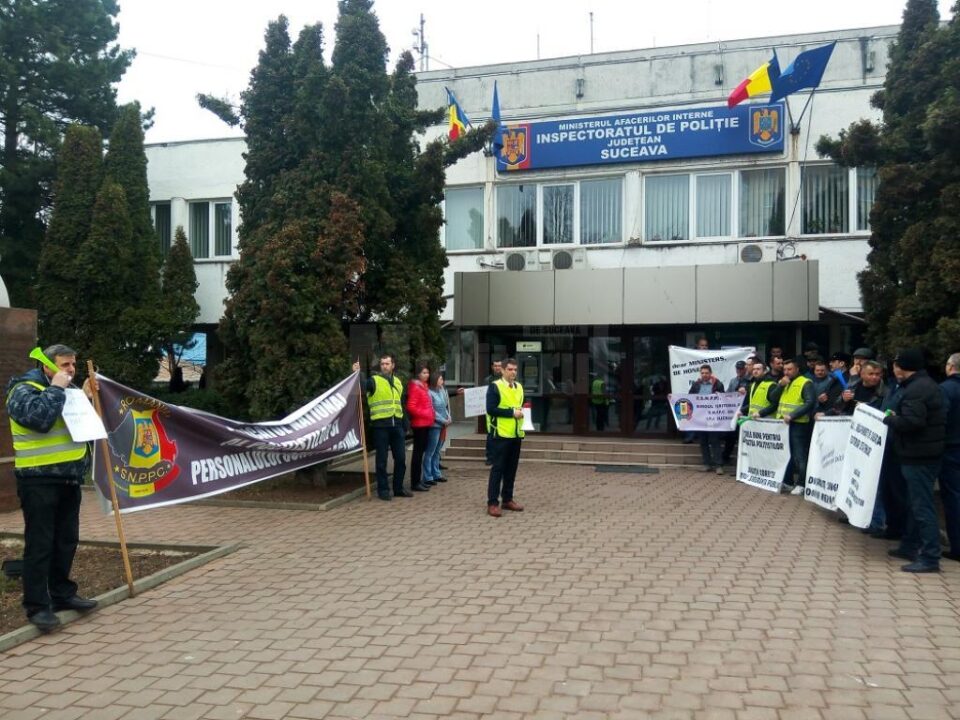 Câteva zeci de polițiști protestează în fața sediului instituției din Suceava