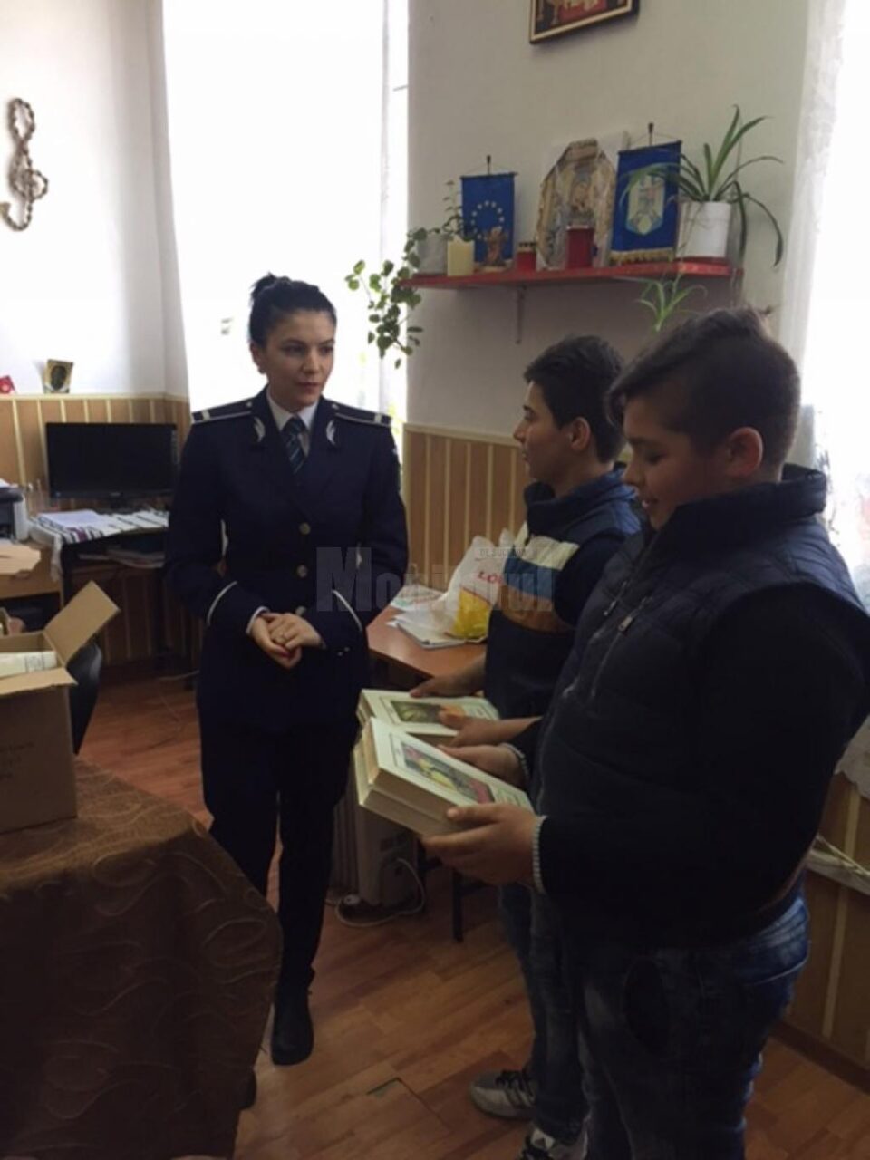 Polițiștii le-au oferit peste 200 de cărți copiilor din Dolhasca, cu ocazia zilelor poliției