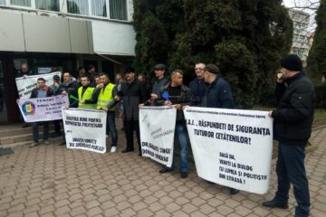 Câteva zeci de polițiști protestează în fața sediului instituției din Suceava