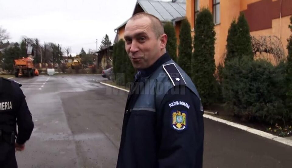 Șeful de post, comisarul Gheorghe Bălăcean, este acuzat de locuitorii comunei ca nu-și duce la îndeplinire sarcinile de serviciu