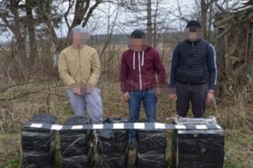 Trei tineri cercetați pentru contrabandă în formă agravantă, reținuți pentru 24 de ore