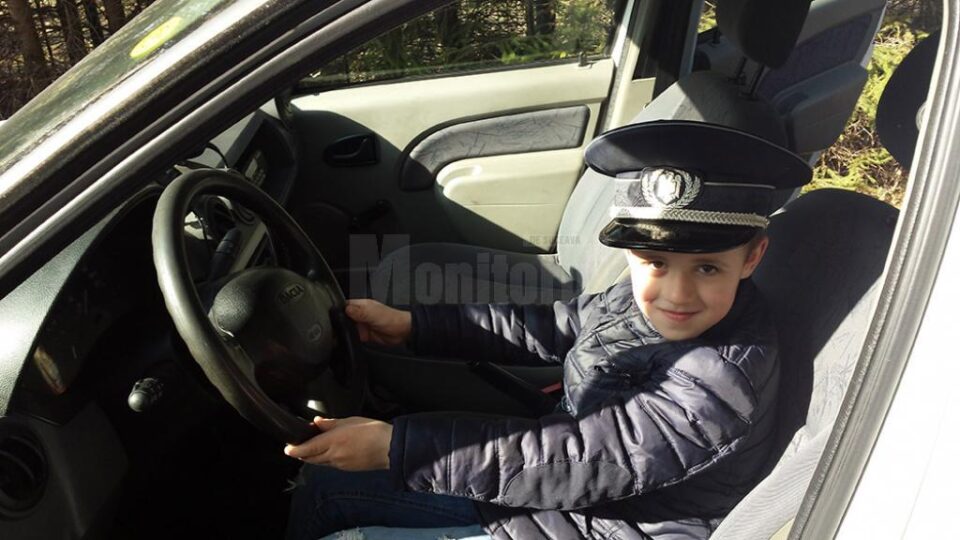 Peste o sută de copii au făcut cunoștință la propriu cu cascheta de polițist