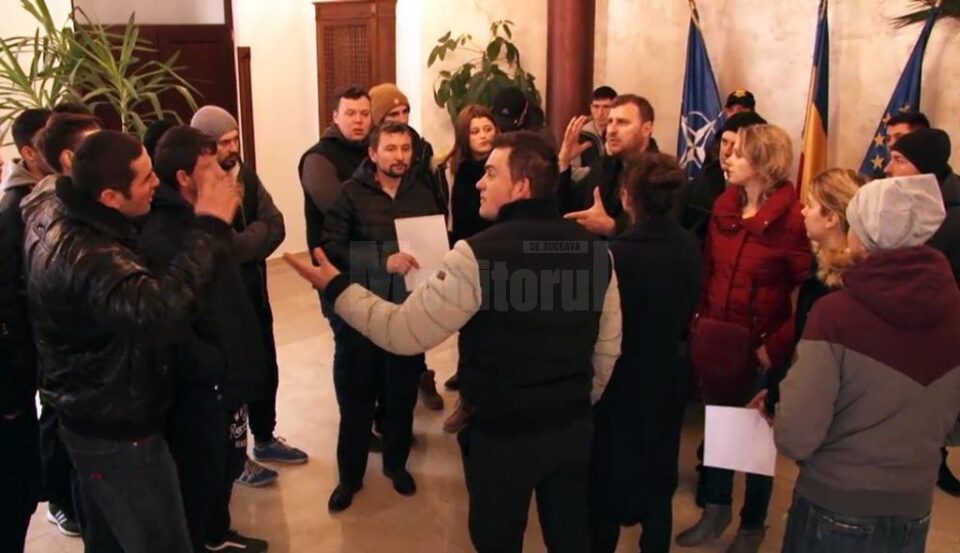 Pe 12 martie, peste o sută de locuitori din Șcheia s-au adunat în fața primăriei, revoltați de problemele create de câteva familii de romi