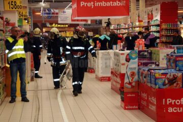 Peste o sută de oameni angrenați într-un exercițiu de simulare a unui incendiu cu victime, la Carrefour
