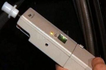 Doi tineri răniți grav după ce șoferul, beat, a intrat cu mașina într-un copac