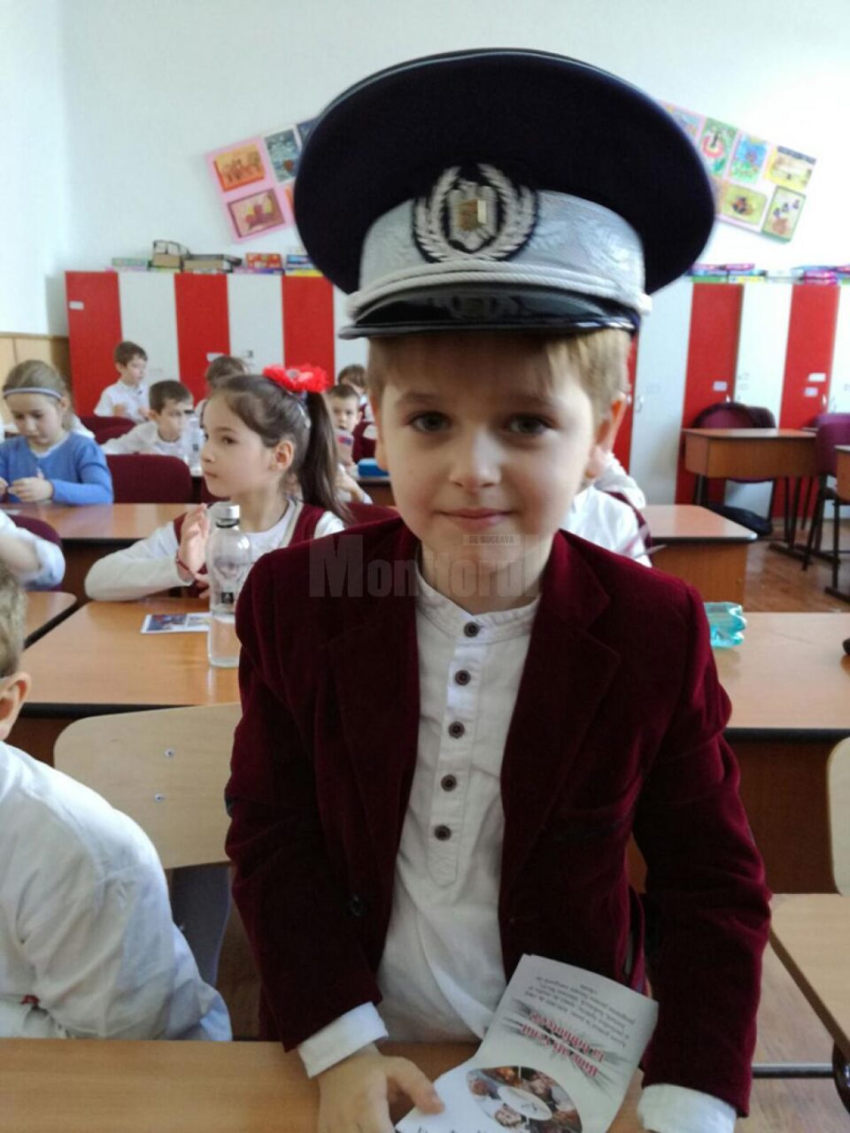 Copiii au putut să probeze cascheta de polițist