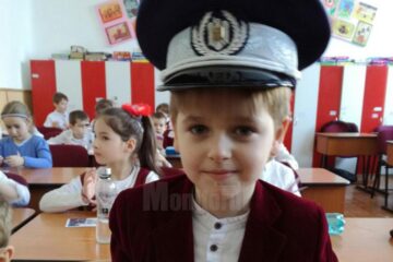 Copiii au putut să probeze cascheta de polițist