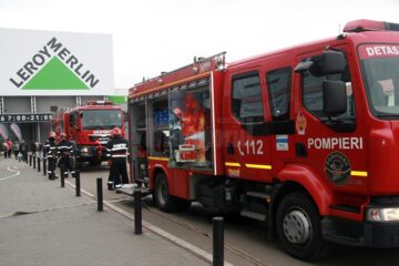 Peste o sută de oameni angrenați într-un exercițiu de simulare a unui incendiu cu victime, la Carrefour
