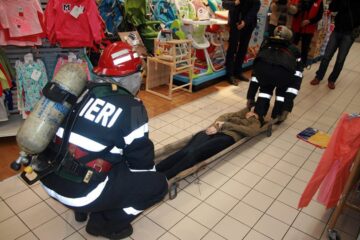 Peste o sută de oameni angrenați într-un exercițiu de simulare a unui incendiu cu victime, la Carrefour