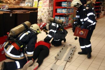 Peste o sută de oameni angrenați într-un exercițiu de simulare a unui incendiu cu victime, la Carrefour