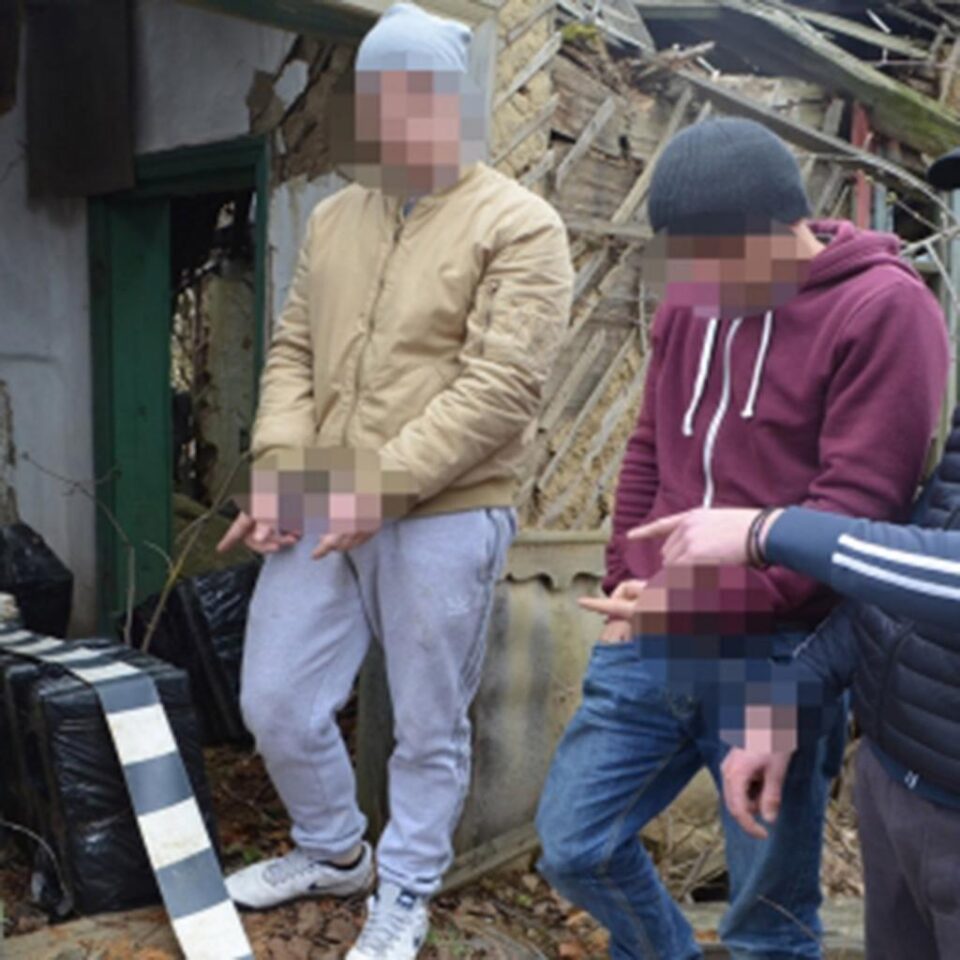 Trei tineri au fost prinși chiar când treceau țigări de contrabandă din Ucraina în România