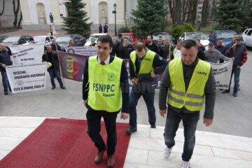 Peste o sută de polițiști din cadrul Inspectoratului de Poliție al Județului (IPJ) Suceava și de la Poliția de Frontieră au plecat aseară către București pentru a participa la un miting de protest