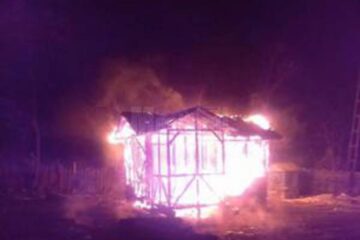 Un puternic incendiu a distrus o casă și s-a extins și la o vecină