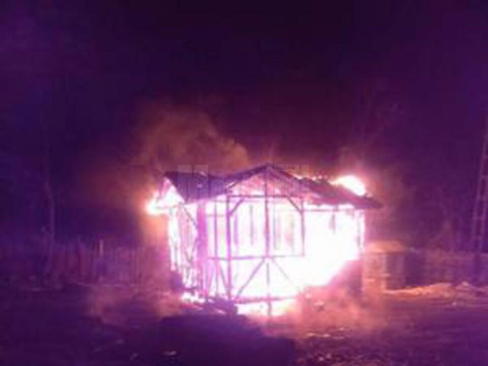 Un puternic incendiu a distrus o casă și s-a extins și la o vecină